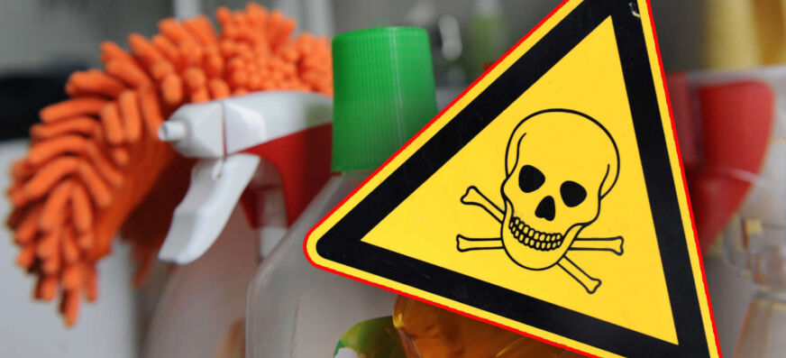 Man sieht verschiedene Reinigungsmittel mit einem Warnzeichen darüber.